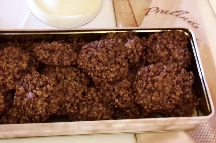 Chocolate-oat biscuits