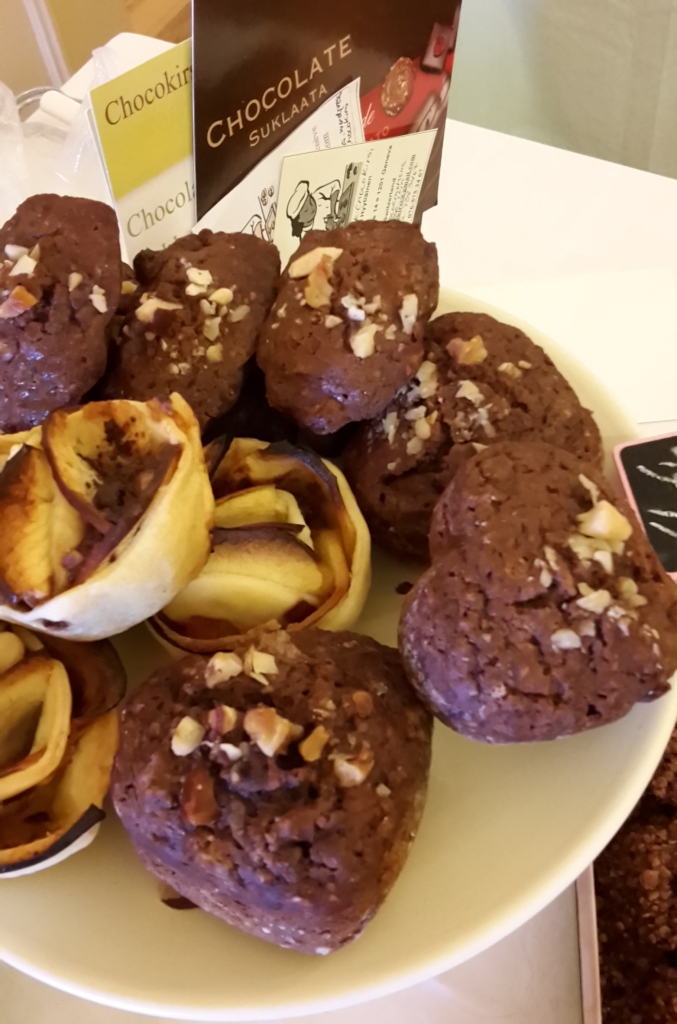 Dark Chocolate Muffins and Apple Rosettes with Cocoa Filling